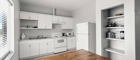 Suite, 1 King Bed, Non Smoking, Kitchen (with Single Sofabed) | Private kitchenette | Fridge, microwave, coffee/tea maker
