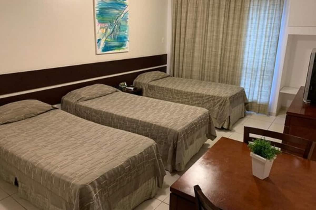 SUITE OFFICE TRIPLO SOLTEIRO | Minibar, brankas, meja kerja, dan ruang kerja ramah laptop
