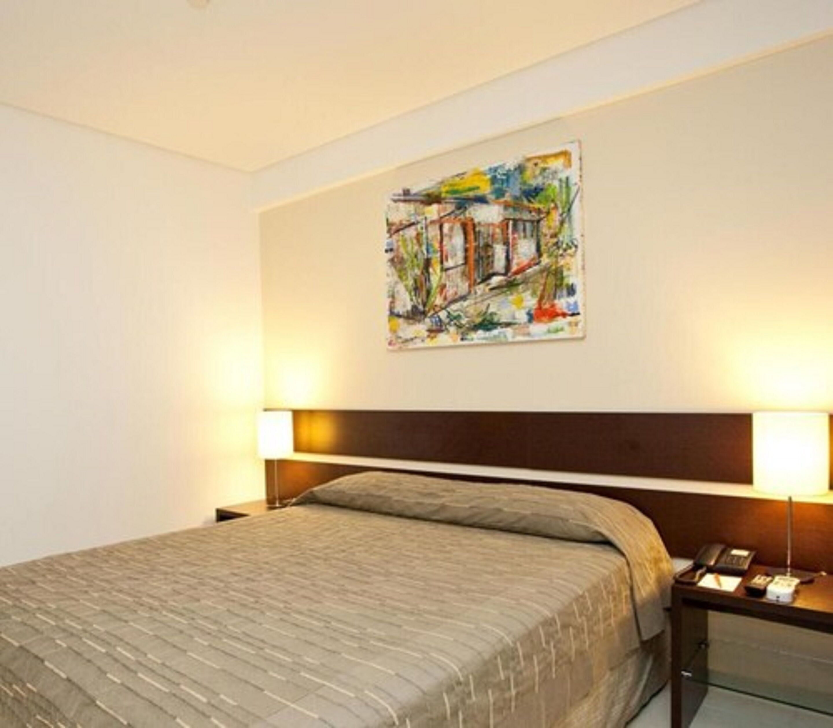 Minibar, caja fuerte, escritorio y espacio para trabajar con un portátil