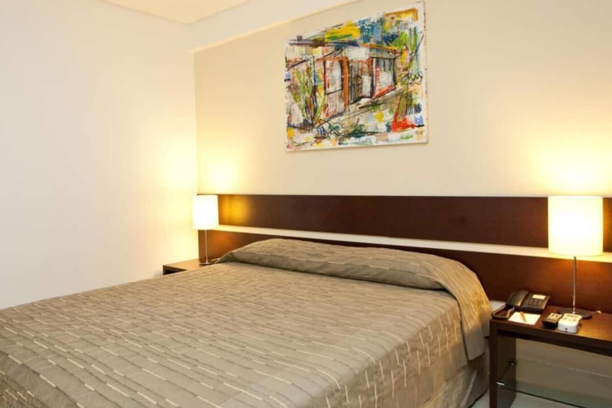 Minibar, brankas, meja kerja, dan ruang kerja ramah laptop