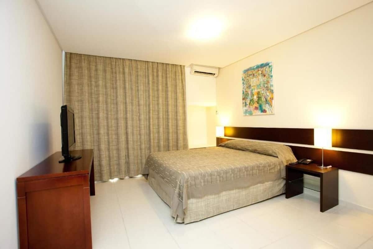 Minibar, brankas, meja kerja, dan ruang kerja ramah laptop