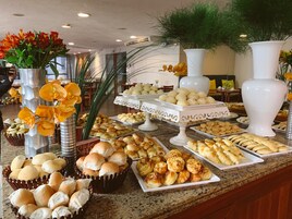 Daily buffet breakfast (BRL 45.00 per person)