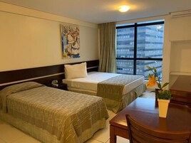 SUITE OFFICE TRIPLO CASAL | Minibar, caja fuerte, escritorio y espacio para trabajar con un portátil