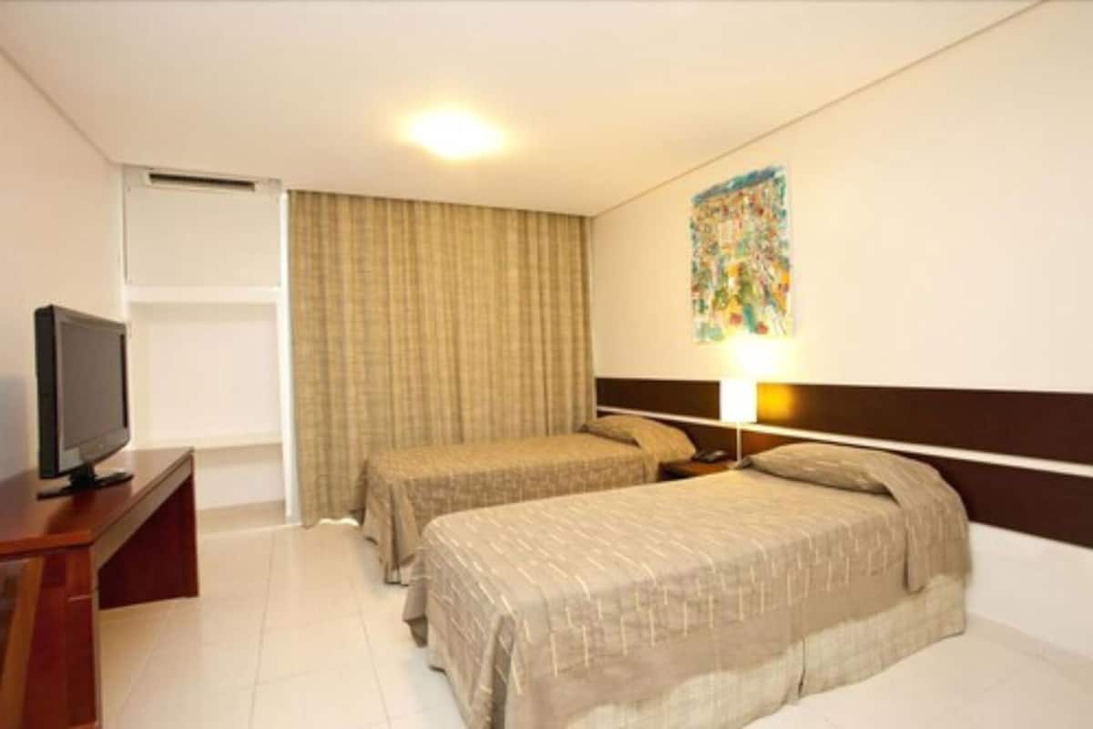 Minibaari, tallelokero huoneessa, työpöytä