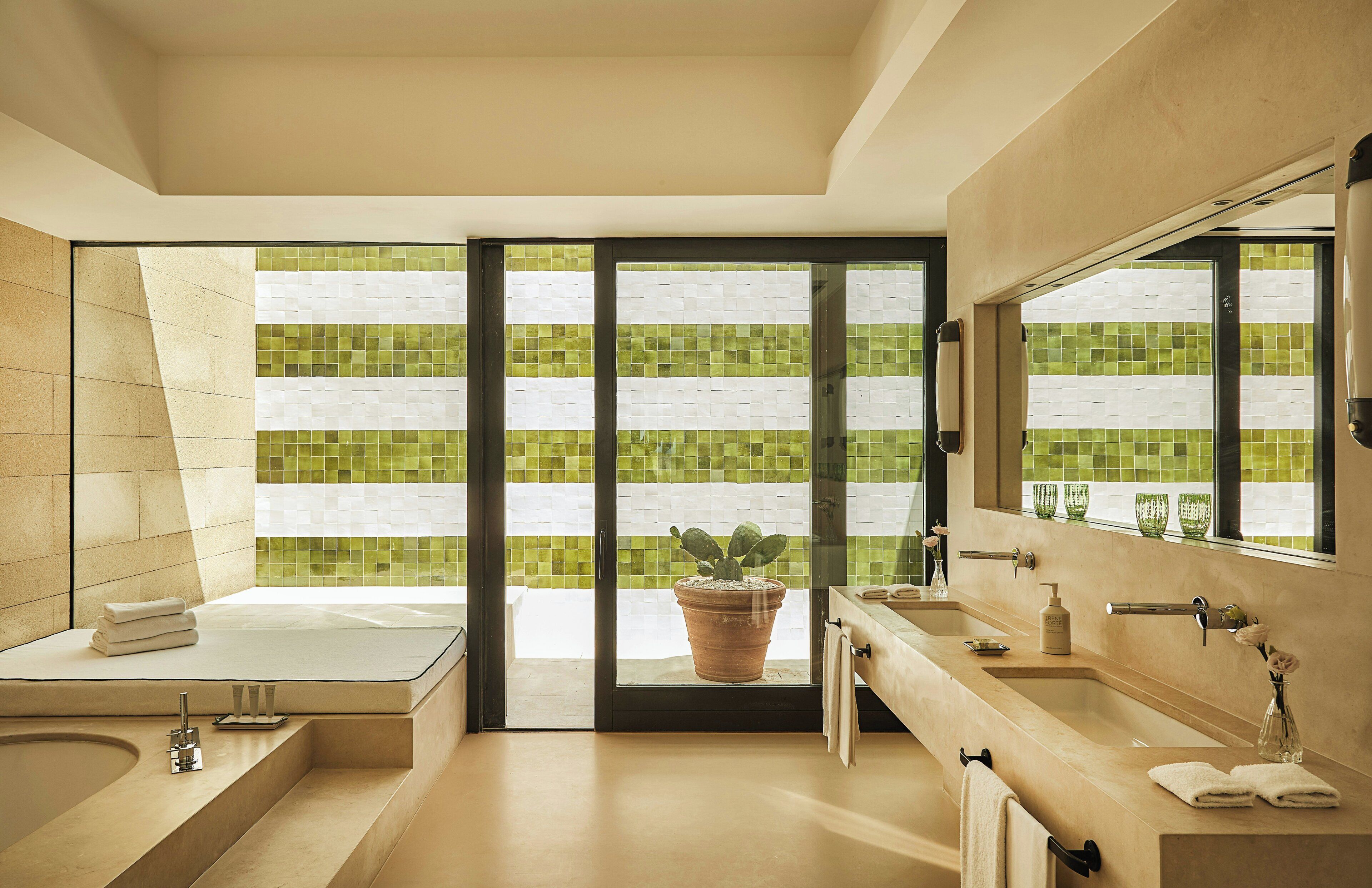 Suite (Mimosa) | Minibar, in-room safe, desk, soundproofing