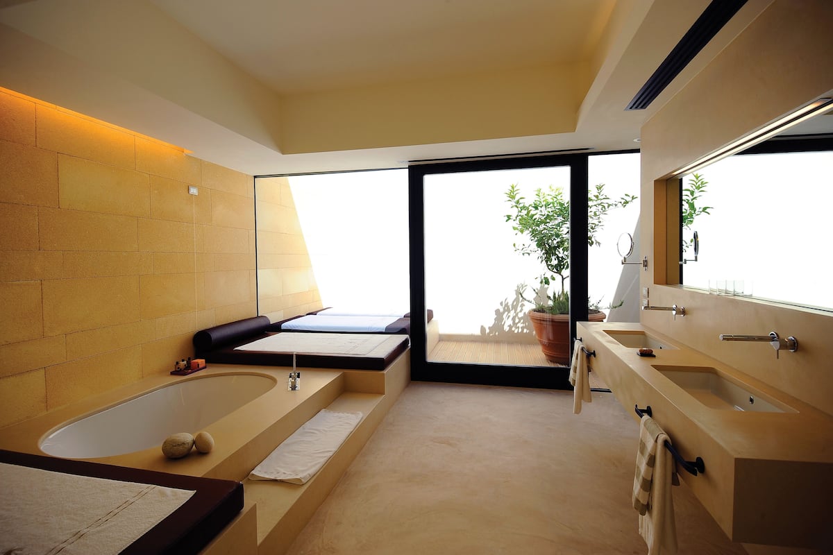 separate bathtub and shower, rainfall showerhead, free toiletries