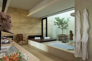 Badewanne und Dusche (separat), Regendusche, kostenlose Toilettenartikel