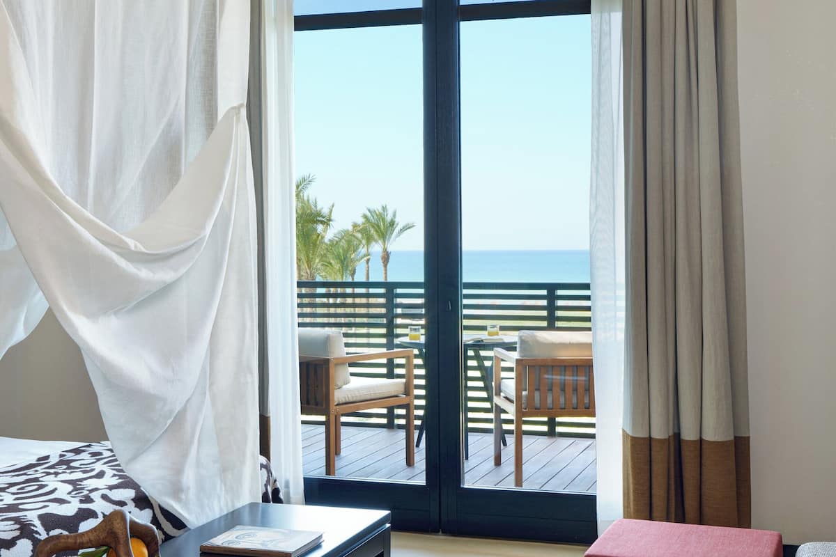 Deluxe kamer | Een minibar, een kluis op de kamer, een bureau, geluiddichte muren