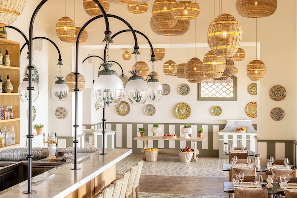 4 restaurants; breakfast, lunch, and dinner served