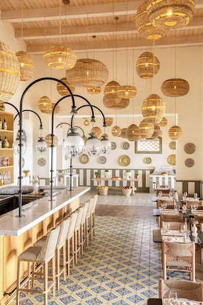 4 restaurantes, se sirven desayunos, comidas y cocina mediterránea