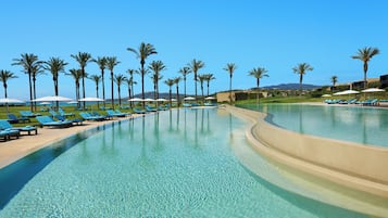 Una piscina cubierta, una piscina al aire libre