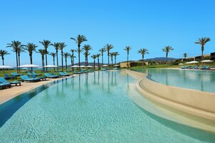 Una piscina techada, una piscina al aire libre
