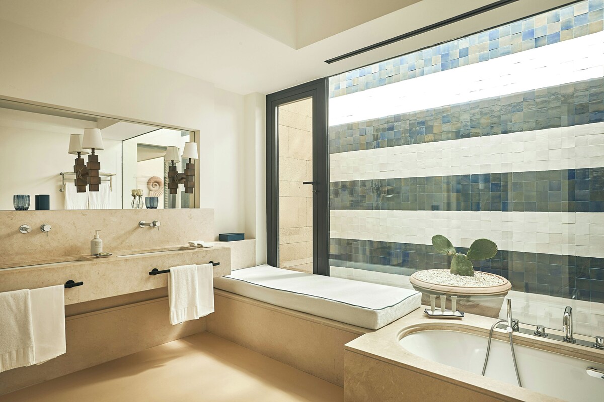 Deluxe Room, Sea Facing (Superior) | Minibar, in-room safe, desk, soundproofing