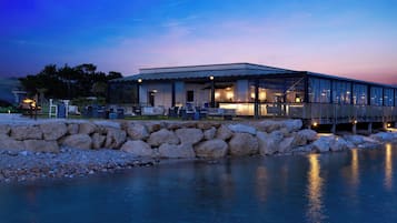 4 间餐厅,供应早餐、午餐和晚餐,地中海菜