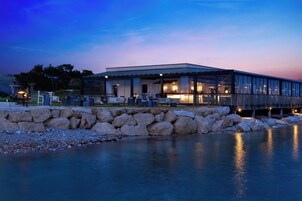 4 間餐廳；供應早餐、午餐、晚餐；地中海菜