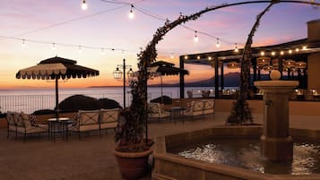 2 bars/lounges, cocktailbar