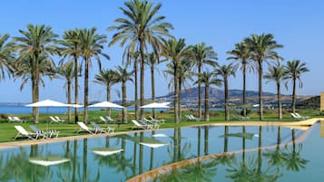 Alberca techada y alberca al aire libre