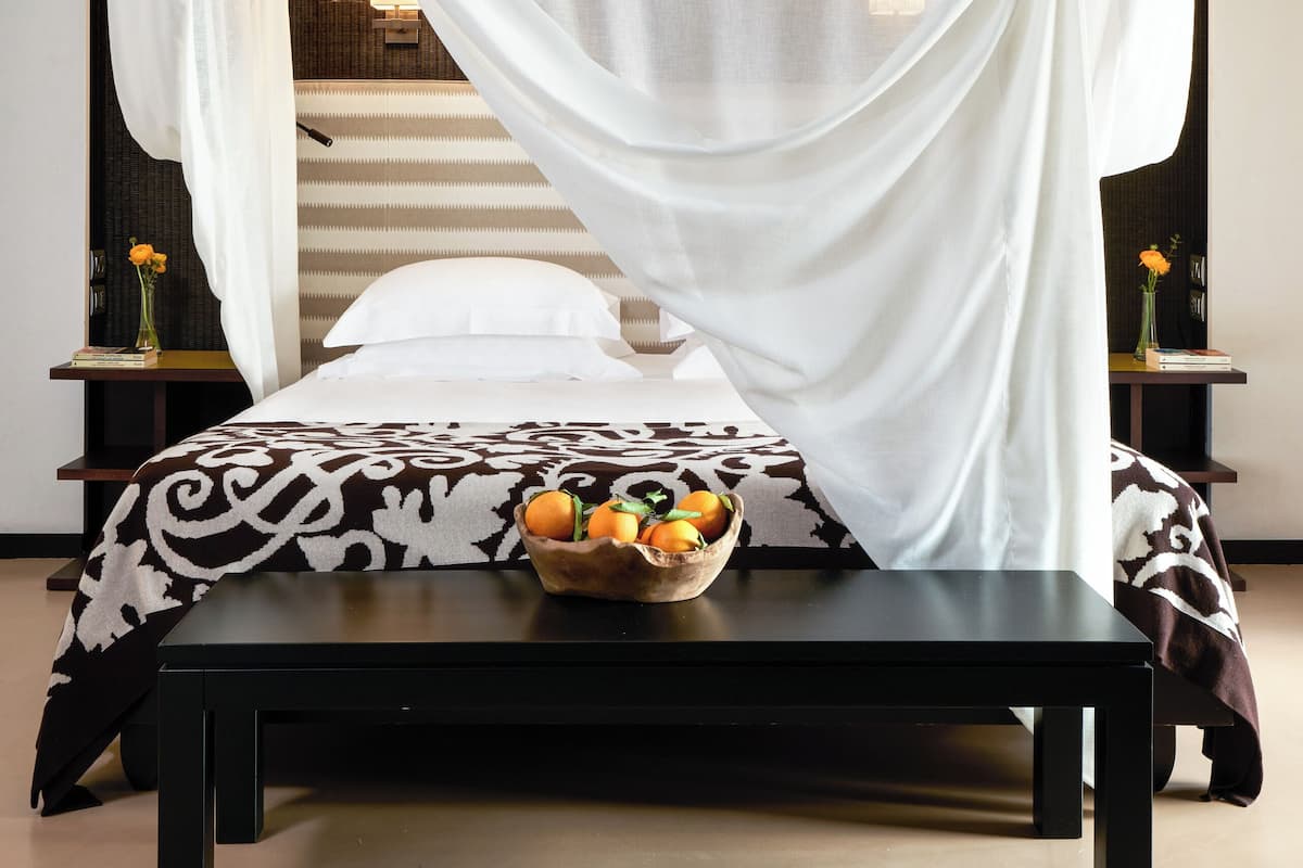 Frigobar, cofres nos quartos, individualmente decorados, escrivaninha