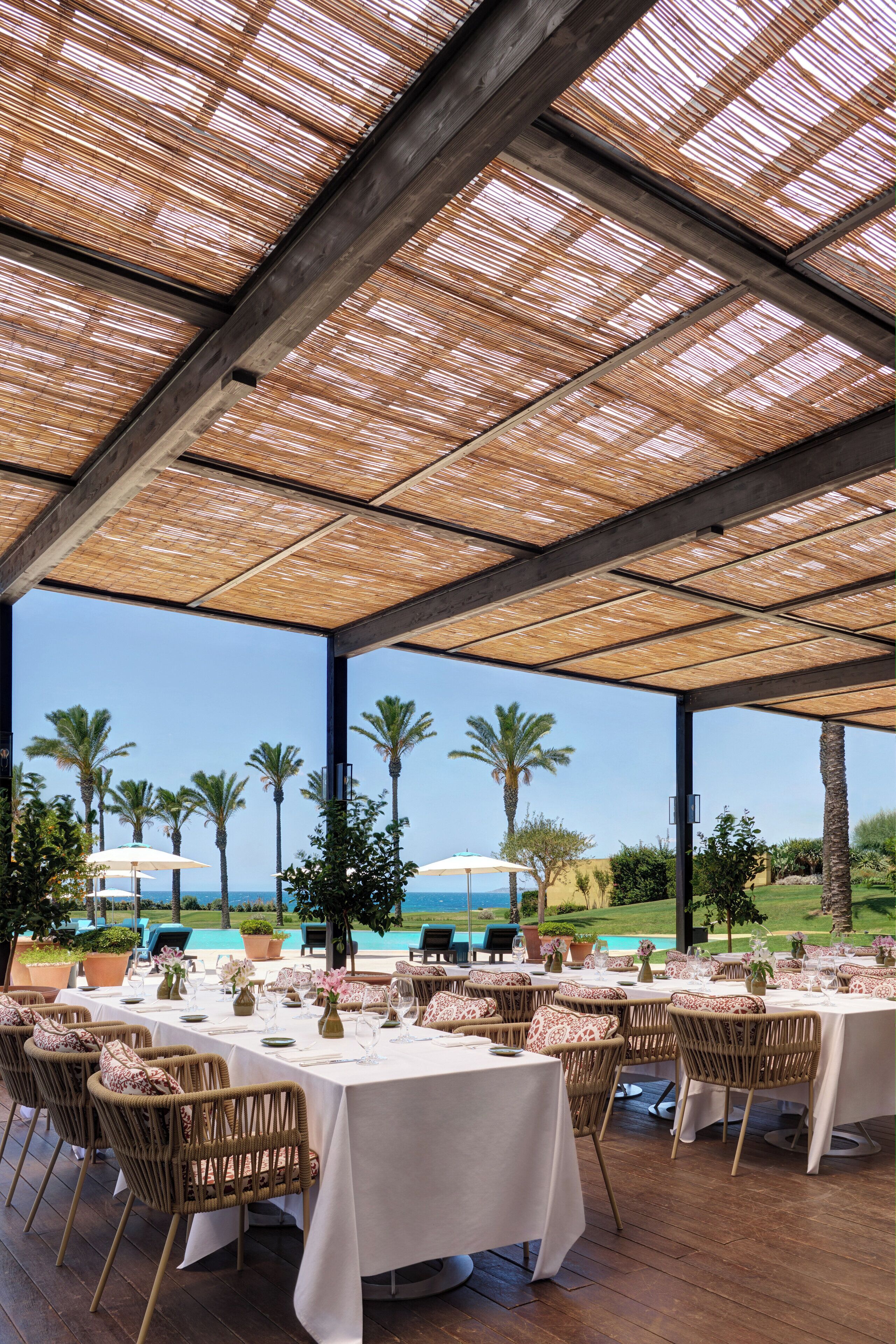 4 restaurantes, se sirven desayunos, comidas y cocina mediterránea