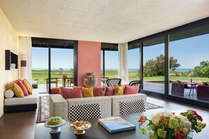 Minibar, caja de seguridad en la habitación y escritorio 