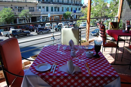 Se sirven desayunos, almuerzos y cenas; cocina regional