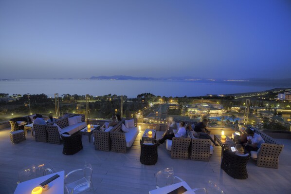 3 bares o lounges, bar junto a la alberca, bar en la playa 