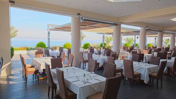 3 restaurantes; se sirven desayunos, comidas y cenas