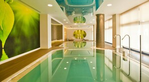 Kolam renang indoor dan 2 kolam renang outdoor