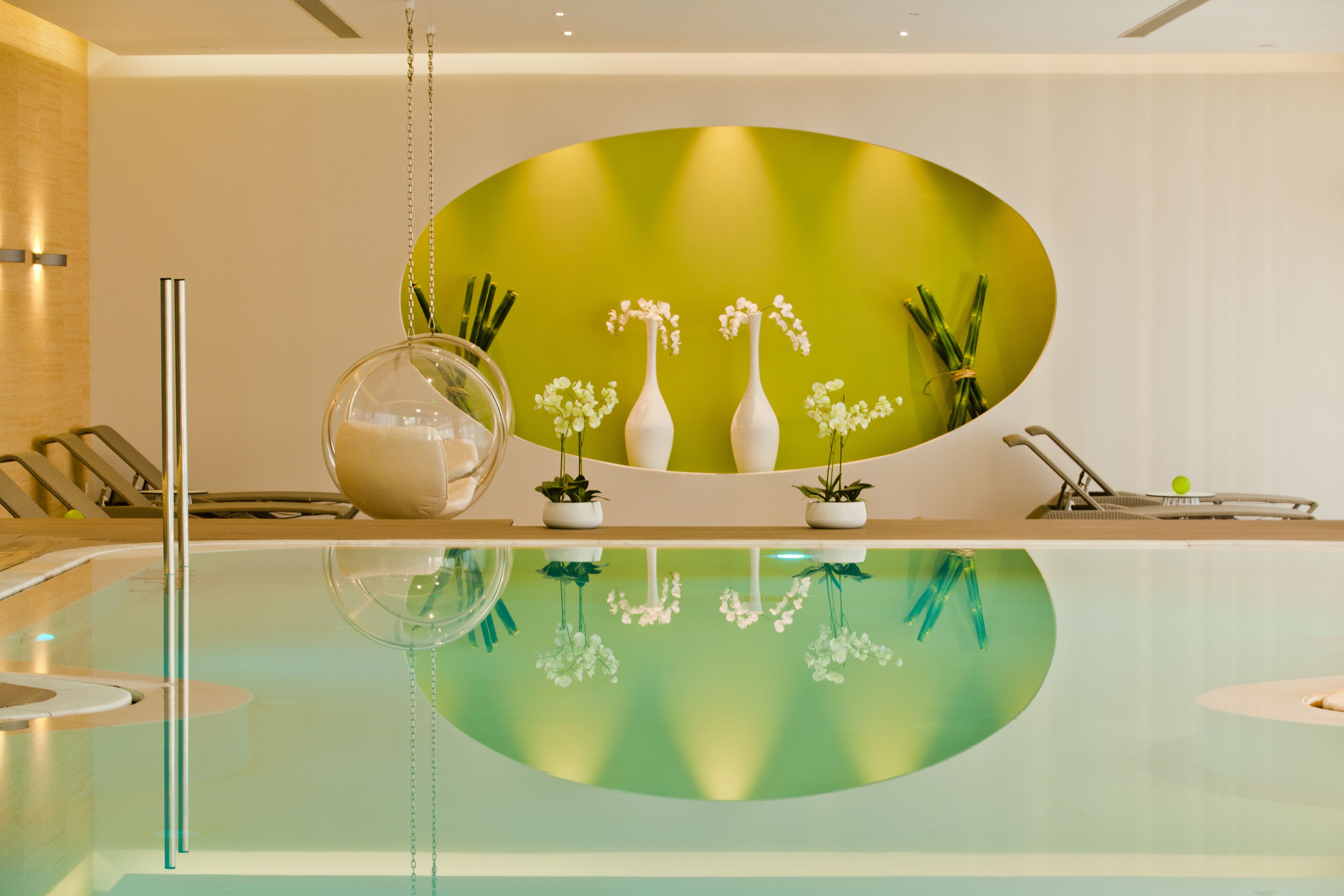 Kolam renang indoor dan 2 kolam renang outdoor