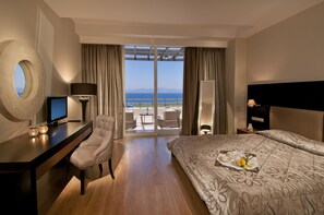 Executive suite, uitzicht op zee | Een minibar met enkele gratis items, een kluis op de kamer, een bureau