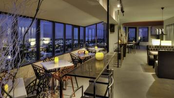 3 bar/lounge, bar tepi kolam renang dan bar pantai