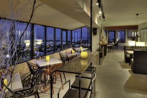 3 bars/lounges, poolside bar, beach bar - Kipriotis Panorama Hotel & Suites by Anayia All Inclusive Resorts (Kos)