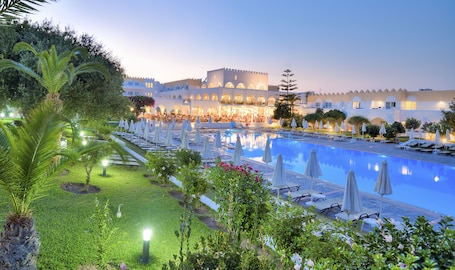 2 outdoor pools, pool umbrellas, sun loungers. Hotel Platanista