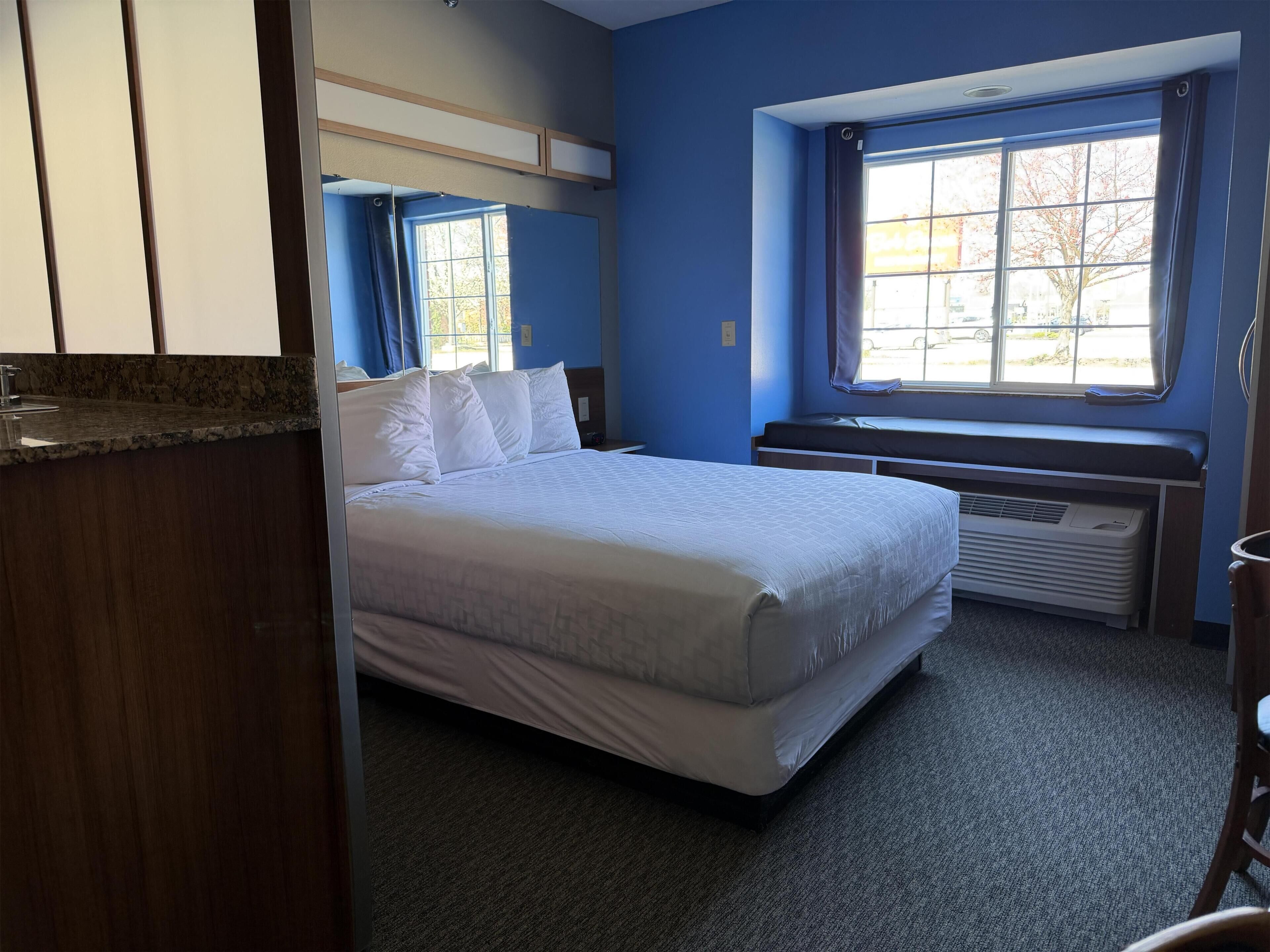 Suite, 1 grand lit, non-fumeurs, réfrigérateur et four à micro-ondes (with Single Sofabed) | Bureau, espace de travail pour ordinateur portable