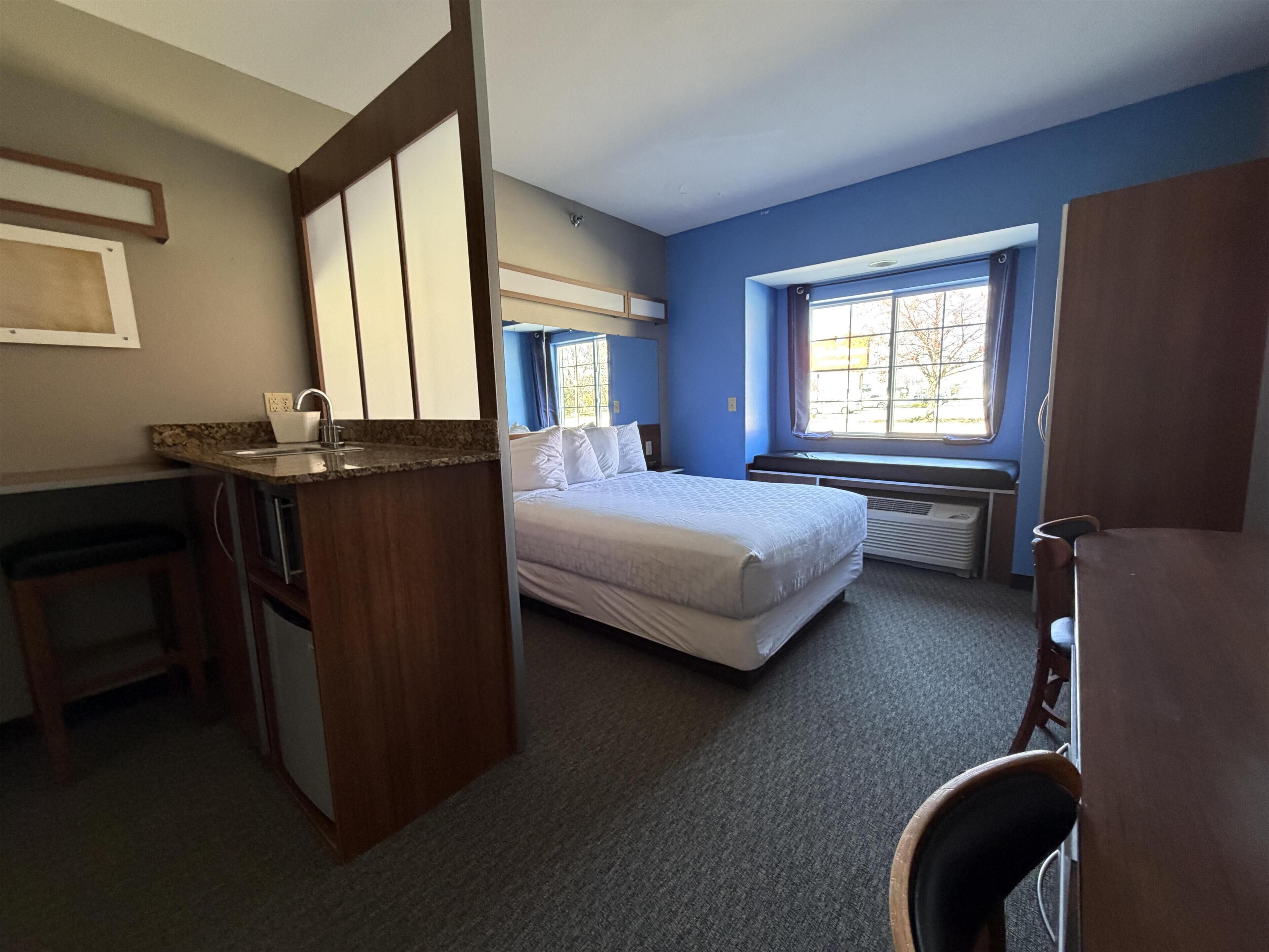 Suite, 1 grand lit, non-fumeurs, bain à remous | Bureau, espace de travail pour ordinateur portable