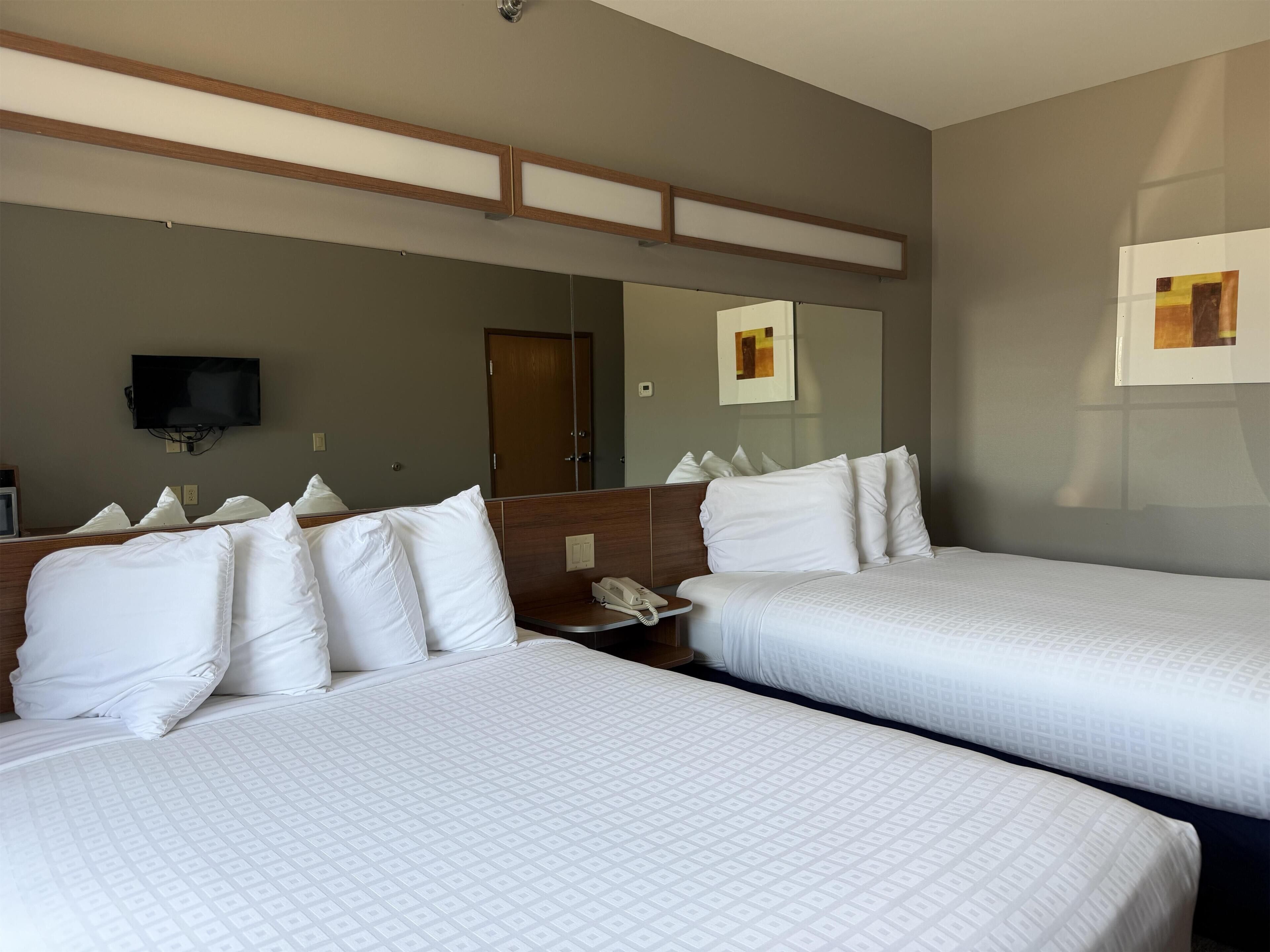 Chambre Standard, 2 grands lits, accessible aux personnes à mobilité réduite | Bureau, espace de travail pour ordinateur portable