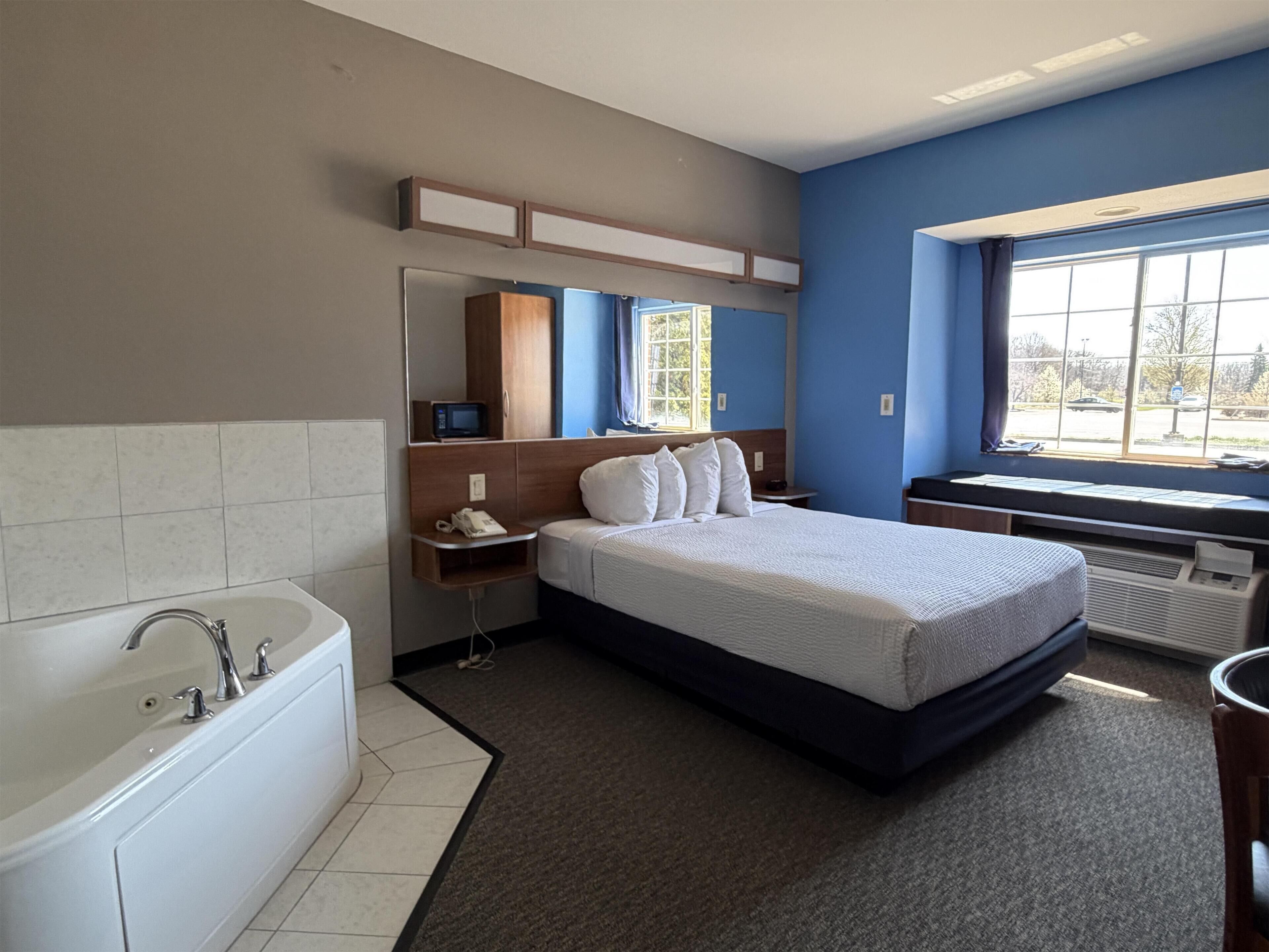 Chambre Standard, 1 grand lit, non-fumeurs, bain à remous | Bureau, espace de travail pour ordinateur portable