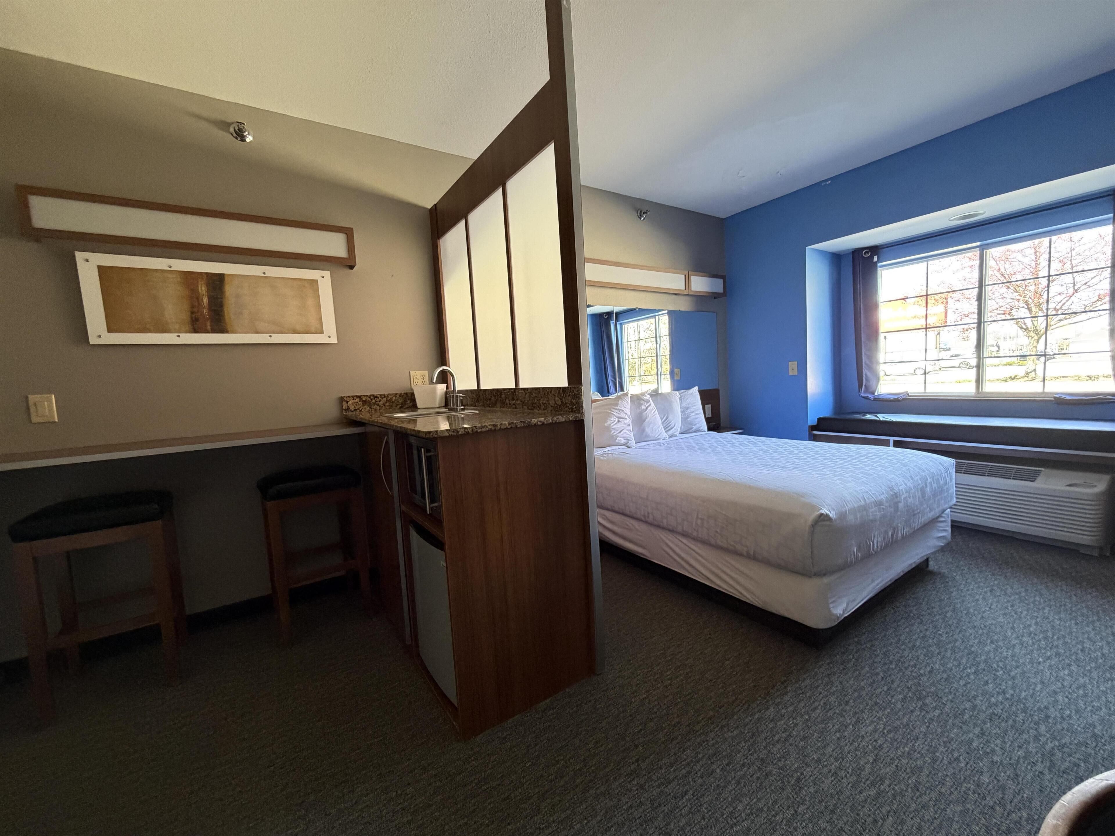 Suite, 1 grand lit, accessible aux personnes à mobilité réduite, réfrigérateur et four à micro-ondes | Bureau, espace de travail pour ordinateur portable