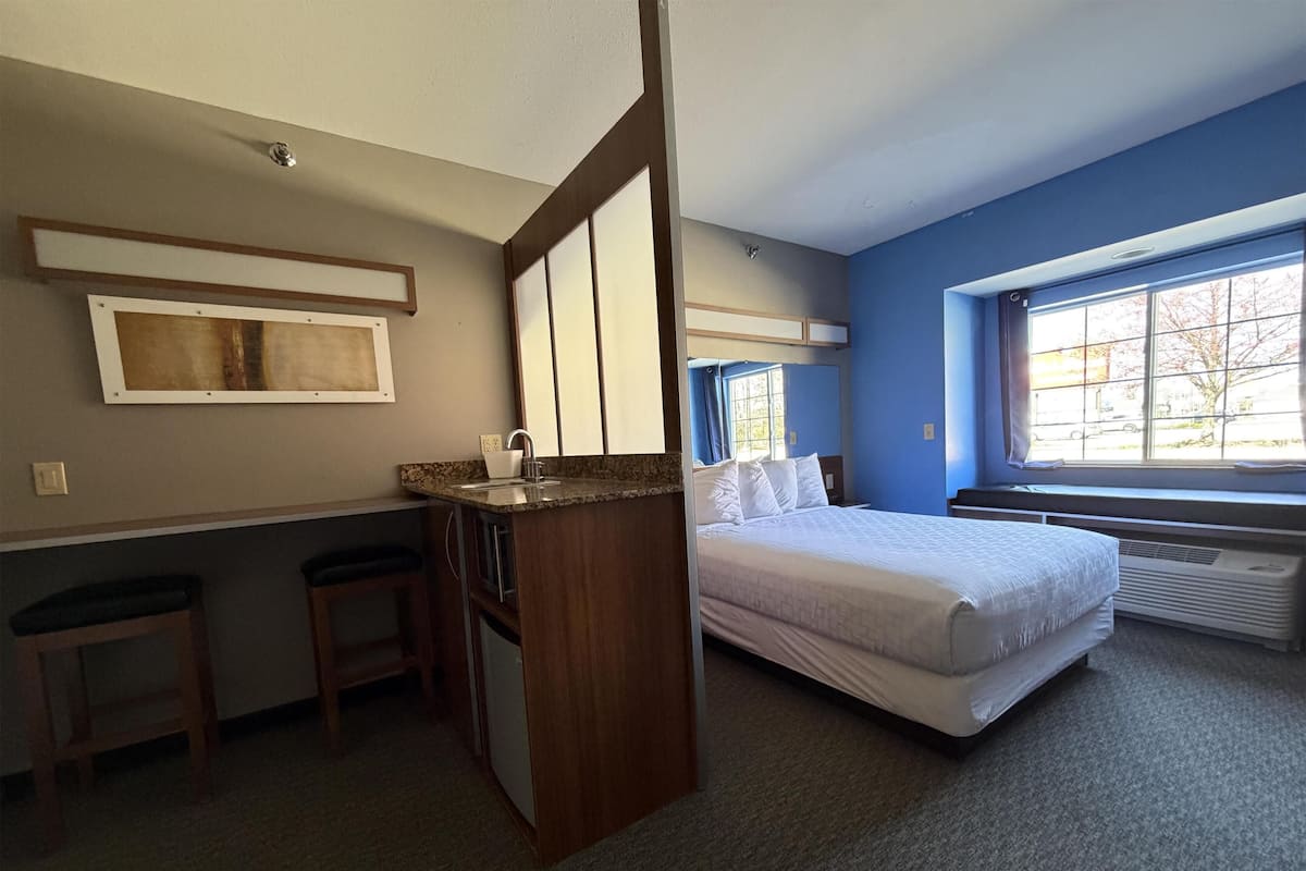 Suite, 1 grand lit, accessible aux personnes à mobilité réduite, réfrigérateur et four à micro-ondes | Bureau, espace de travail pour ordinateur portable