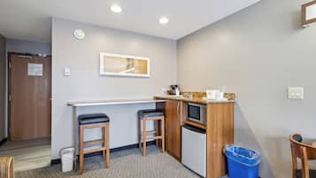 Zimmer, 2 Queen-Betten, barrierefrei, Nichtraucher (Mobility Accessible) | Eigene Küche | Mikrowelle, Wasserkocher mit Kaffee-/Teezubehör