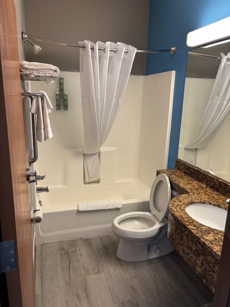 Ein Badezimmer mit Badewanne, Toilette und Waschbecken.