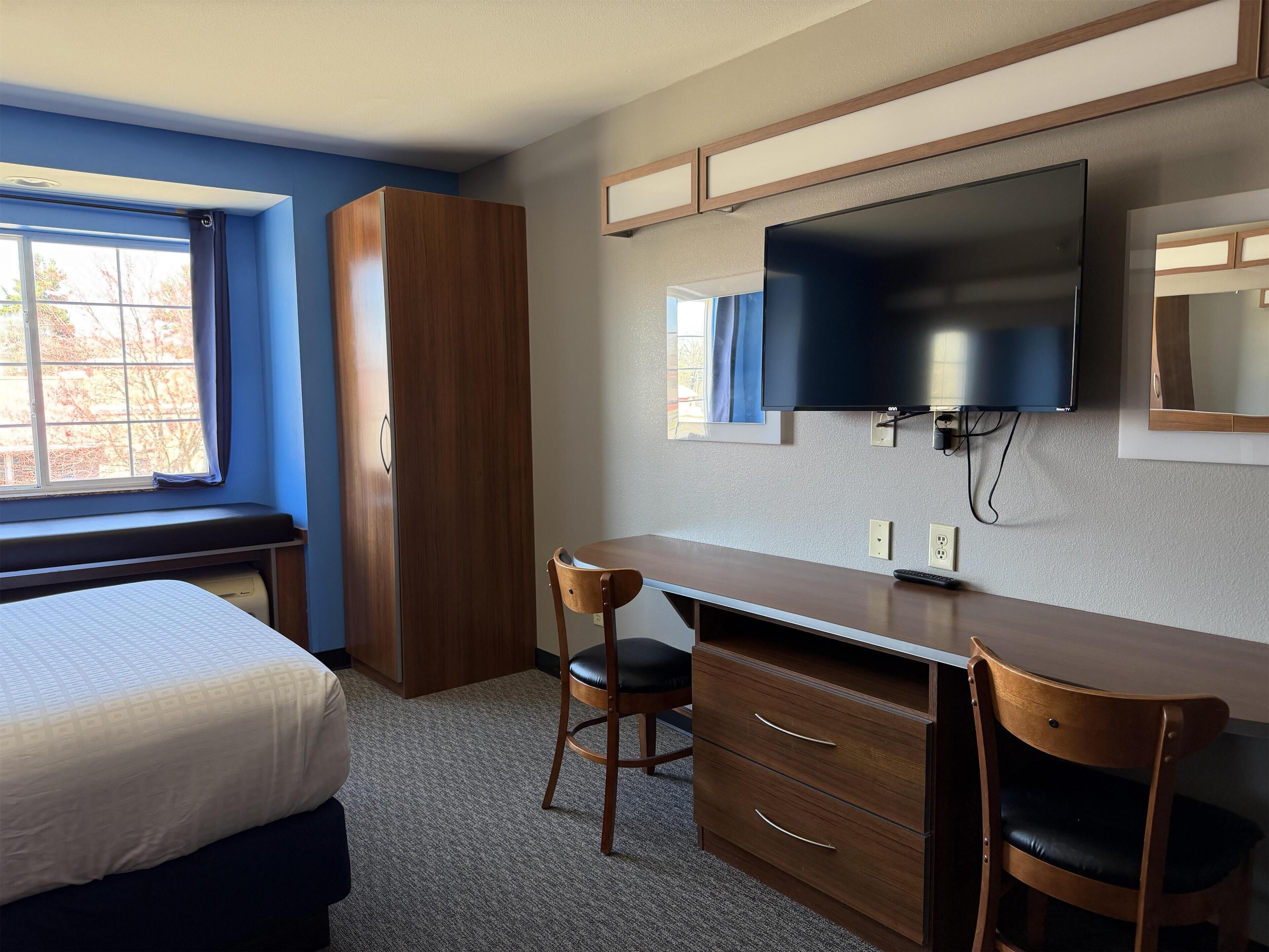 Chambre Standard, 1 grand lit, non-fumeurs, réfrigérateur et four à micro-ondes | Bureau, espace de travail pour ordinateur portable