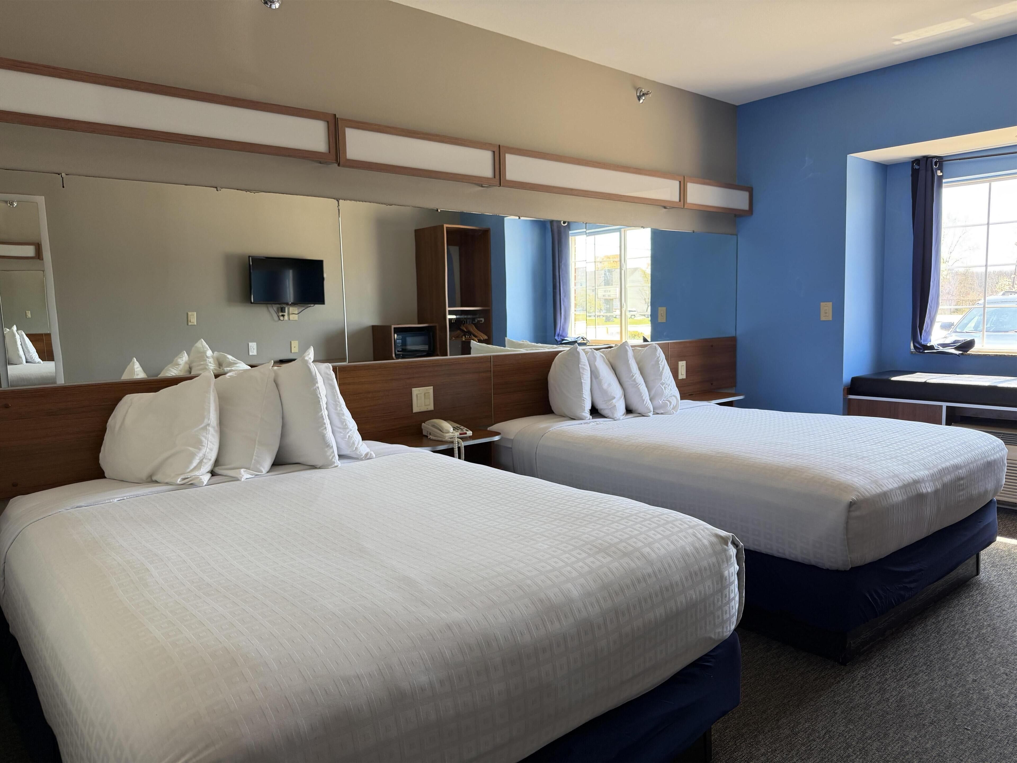 Suite, 2 grands lits, accessible aux personnes à mobilité réduite (with Single Sofabed) | Bureau, espace de travail pour ordinateur portable