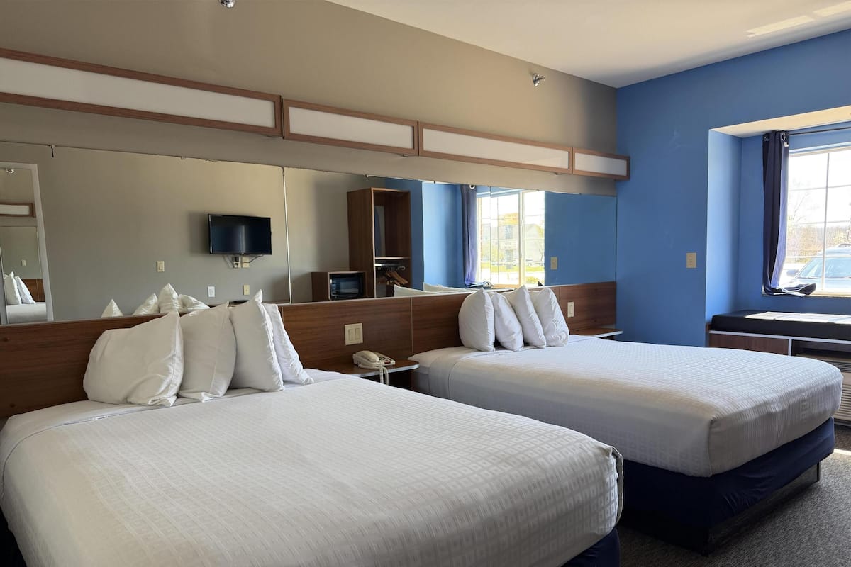 Suite, 2 grands lits, accessible aux personnes à mobilité réduite (with Single Sofabed) | Bureau, espace de travail pour ordinateur portable