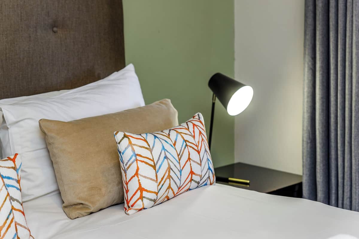 Apartamento executivo, 1 cama Queen | 2 quartos, edredons de pluma, cofres nos quartos
