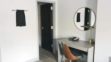 Escritorio y espacio para trabajar con laptop