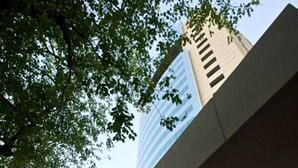 A modern hotel entrance with a covered walkway, large columns, and a glass facade. - Diplomatic Hotel (Mendoza)