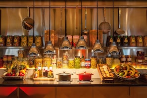 Desayuno buffet (EUR 18.00 por persona) 