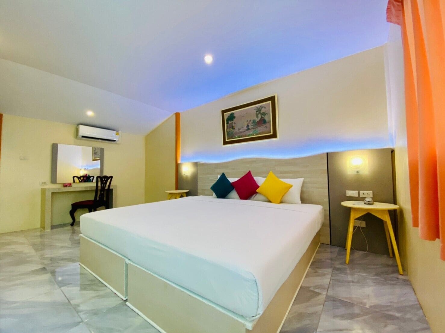 Una habitación de hotel con una cama grande, un escritorio y una silla.