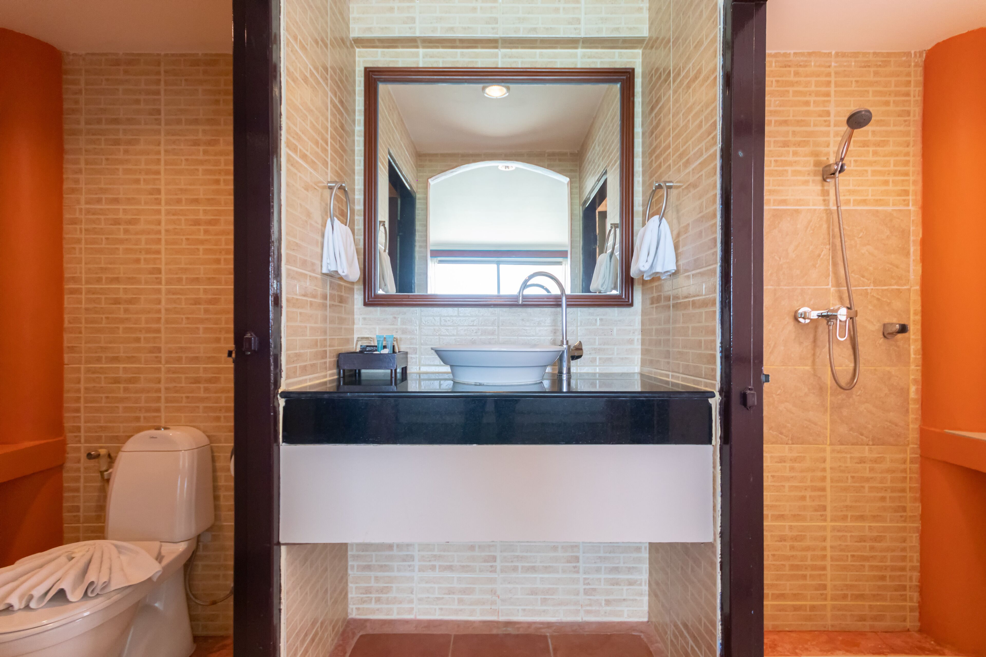 Un baño con lavamanos, espejo y ducha.